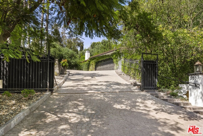 Building Photo - 9559 Sherwood Forest Ln