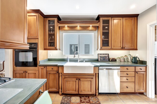 Kitchen - 343 N Croft Ave Unit 3Bed2Bath