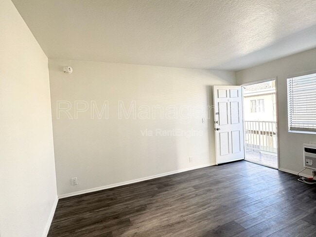 Building Photo - 6624 Sylmar Ave Unit 9