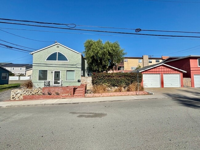Building Photo - Fully Renovated 2-Story Home in Prime El S...