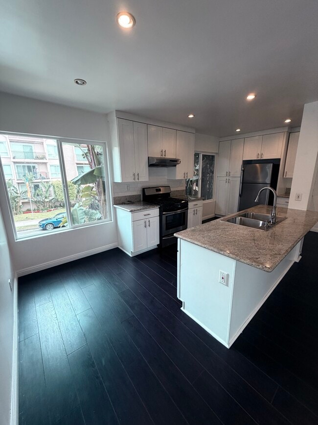 Dining + Kitchen - 123 S St Andrews Pl Unit #20