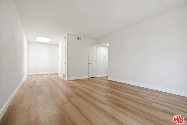 Photo - 1134 N Clark St Condo Unit 402