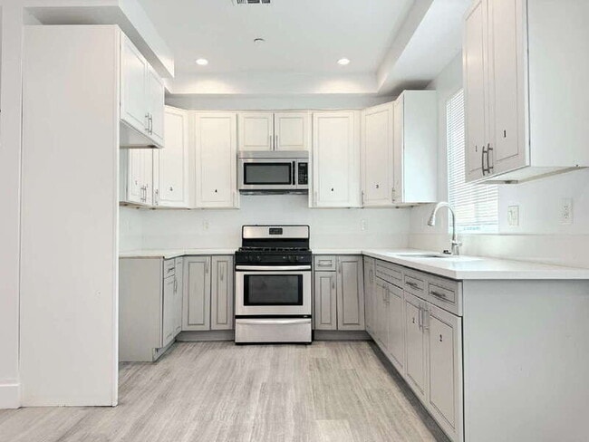 Photo - 827 E 74th St Condo