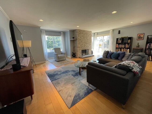 Building Photo - 1951 N Beachwood Dr Unit 207