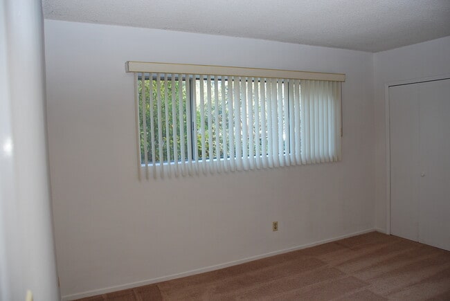 Bedroom Wondow - 236 S Mentor Ave Unit Upstairs #11