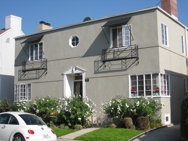 Front of Building - 106 N Edgemont St Apartments Unit 2