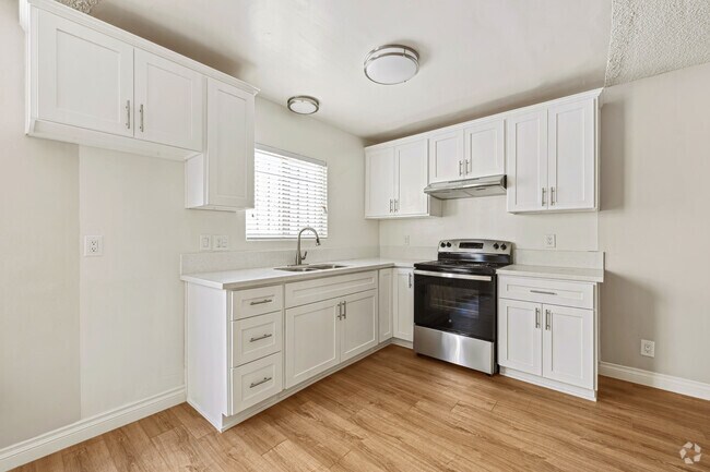 1BR, 1BA - 650SF - Kenmore Apartments