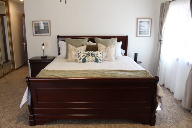 Master King Bed - 16362 Kamana Rd