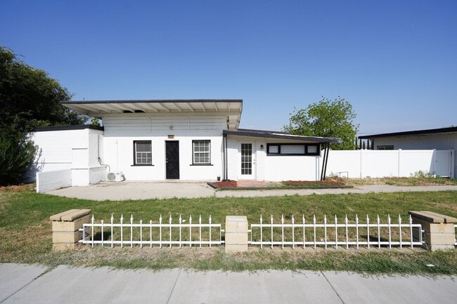 Building Photo - 1443 N Riverside Ave Unit 1