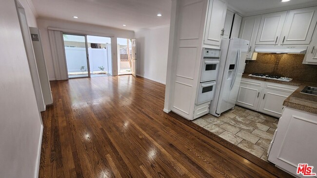 Photo - 1438 S Barrington Ave Unit Apt 2