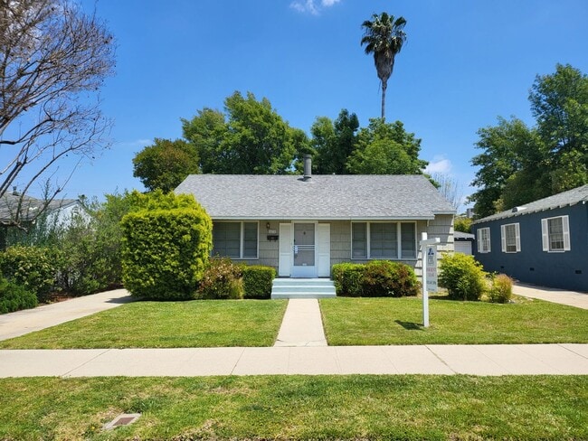 Building Photo - 3 BEDROOM HOME W/CENTRAL AIR CONDITIONING