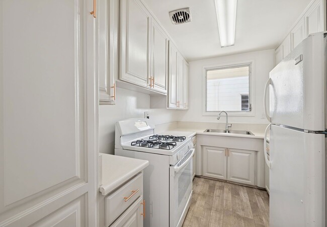 Building Photo - 333 Rexford Dr Unit 5