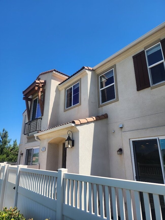 Building Photo - Beautiful Townhome in South Temecula with Views!