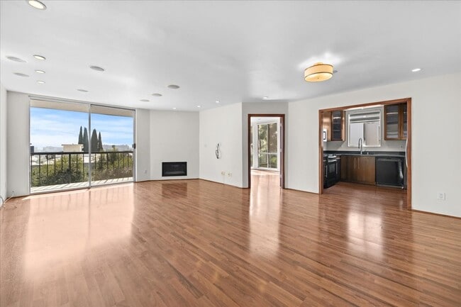 Photo - 8530 Holloway Dr Unit 306