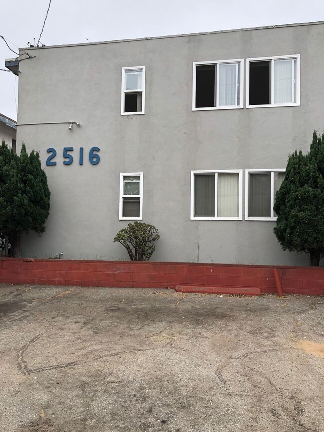 Building Photo - 2516 Vanderbilt Ln Unit 2