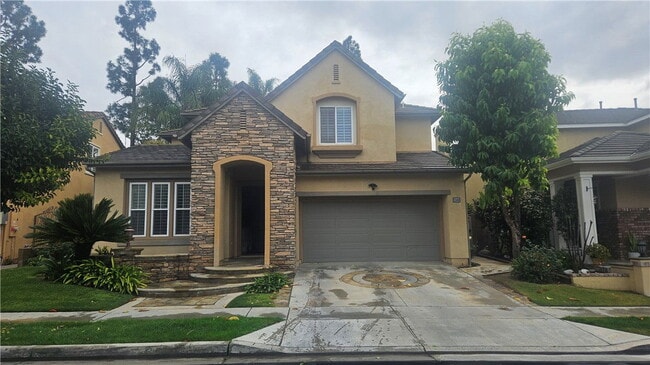 Building Photo - 2566 Pearblossom St