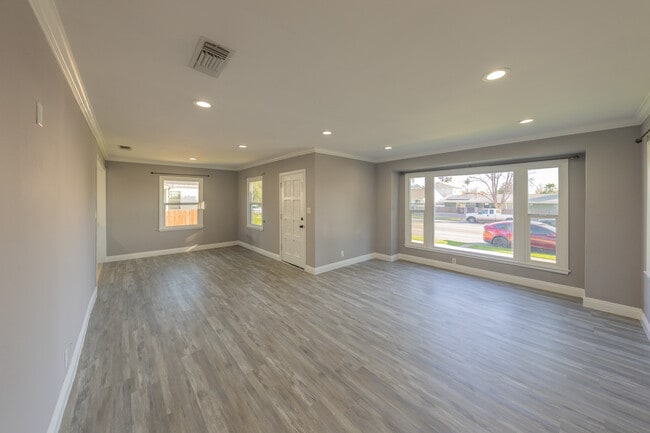 Photo - 14947 Chatsworth St