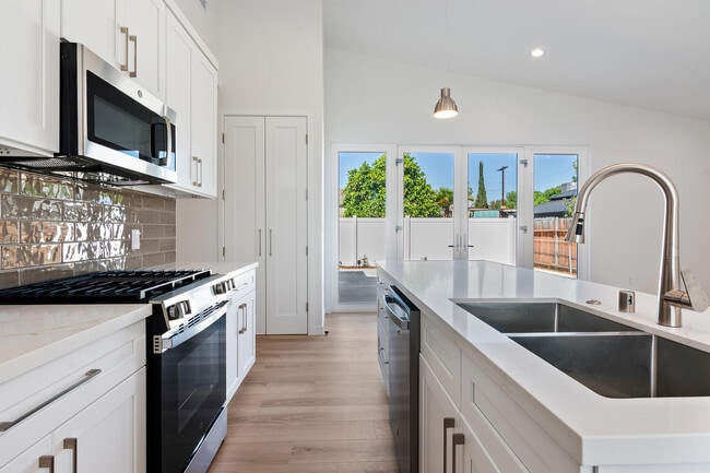 Building Photo - 15912 Vose St