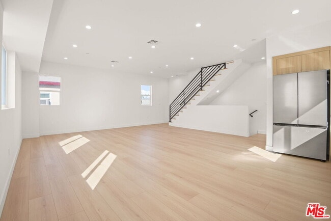 Building Photo - 1709 Burnside Ave Unit 1/2