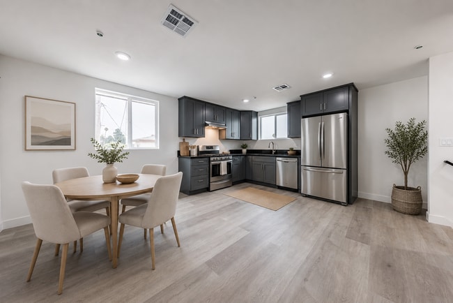 Building Photo - 1617 W 55th St Unit #1615
