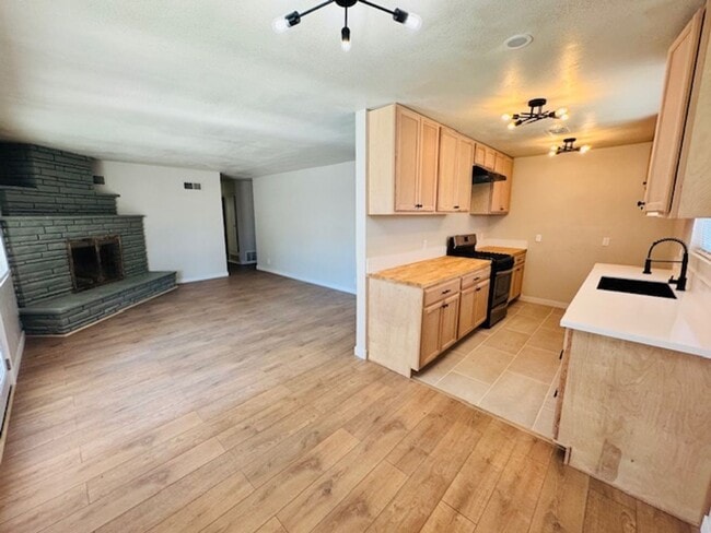 Photo - Gorgeous Remodeled 4+2 - $2800