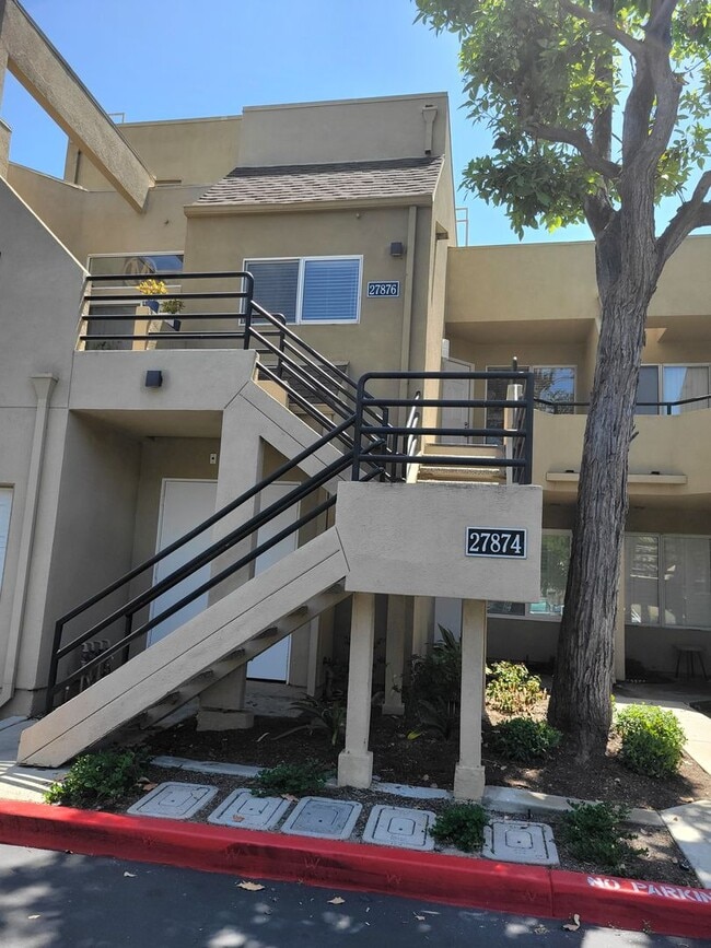 Building Photo - JUST REFURBISHED SPACIOUS DUAL MASTER COND... Rental