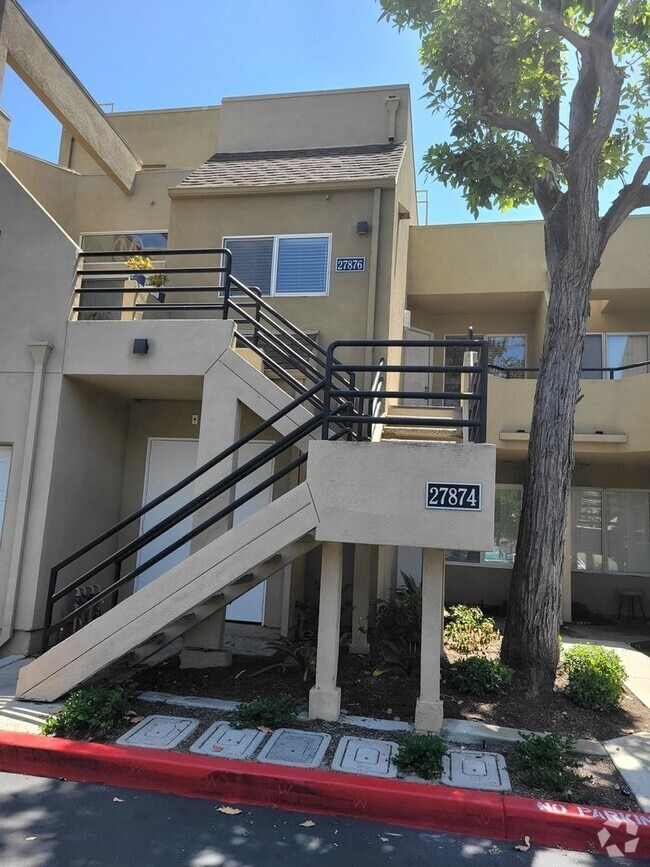 Building Photo - JUST REFURBISHED SPACIOUS DUAL MASTER COND... Rental