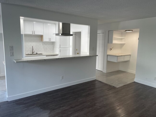 Building Photo - 825 S Bedford St