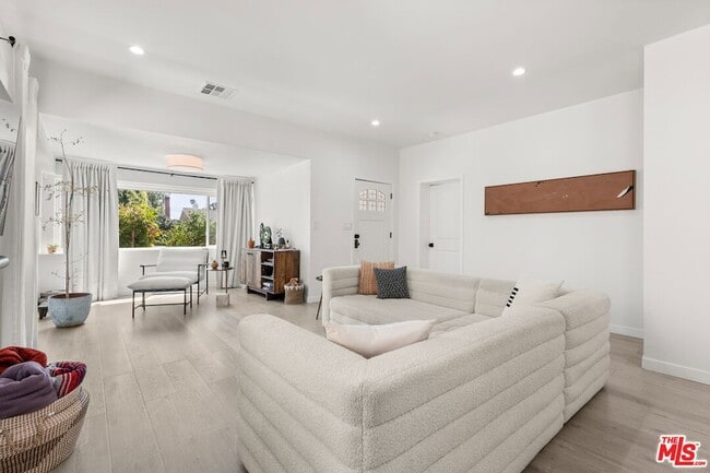 Photo - 1231 W 49th St