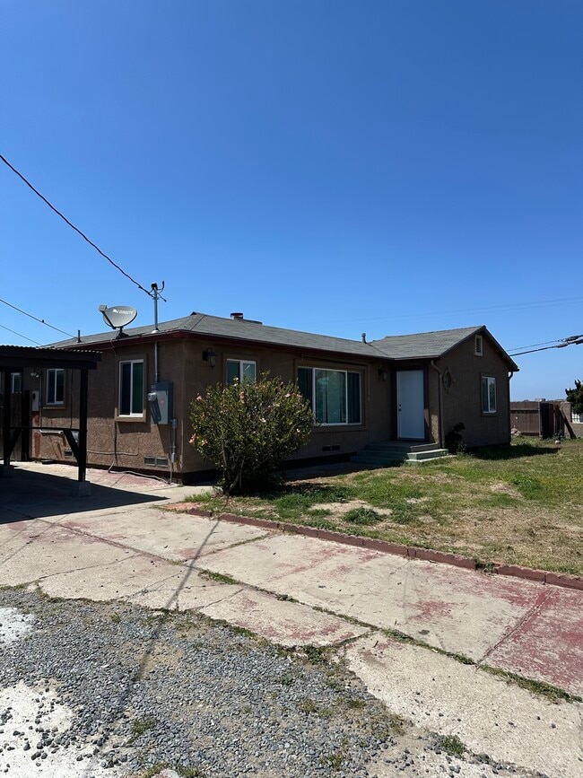 Photo - 1690 Glencoe Dr House