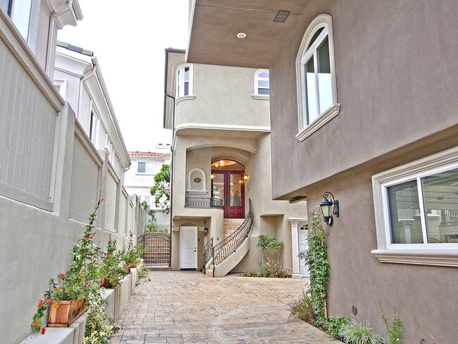 Building Photo - Spacious 3,224 Square Foot Townhouse!