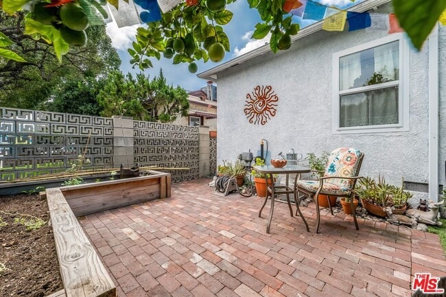 Private yard - 1225 N Hollywood Way Unit A