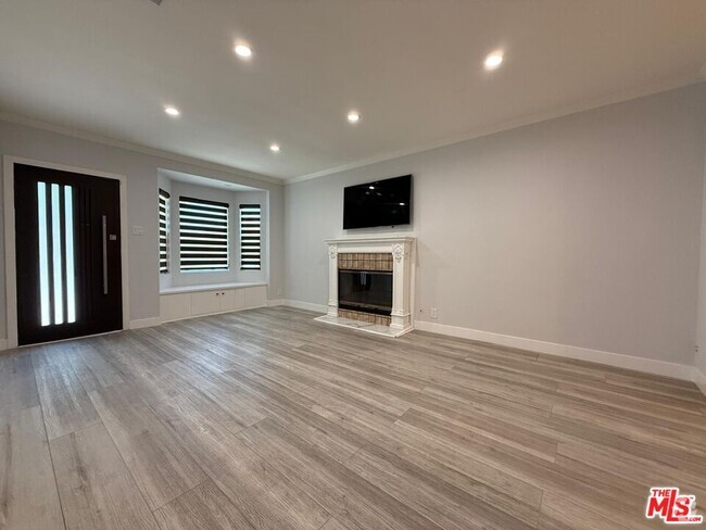 Building Photo - 14018 Calvert St Rental