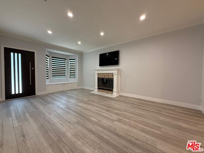Photo - 14018 Calvert St House