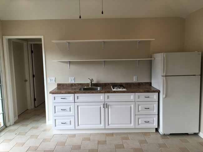 Kitchenette - 67 calle cinco de mayo Unit B
