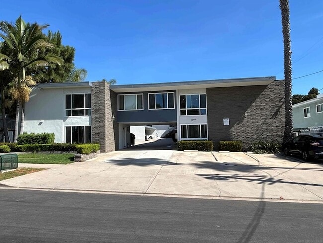 Building Photo - 2006 Diamond St Unit 12