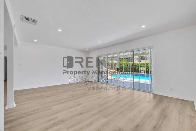 Photo - 1920 Oakwood Ave