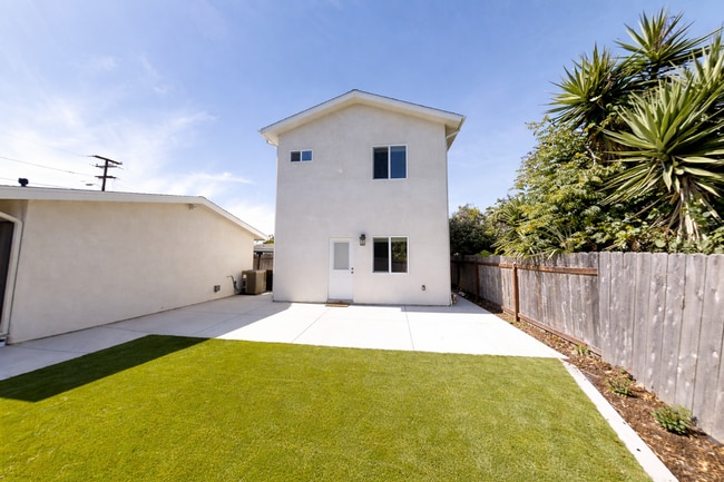 Building Photo - PRIVATE YARD!! 4BD/2BR, Corner of Tipton and 63rd