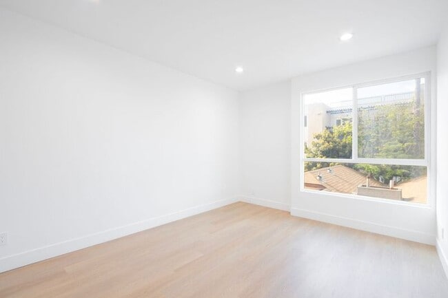 Photo - 1616 N Serrano Ave Unit 205