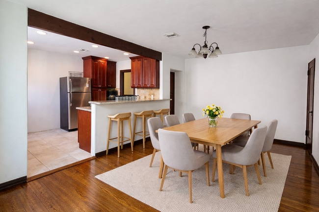 Photo - 6230 Lindenhurst Ave Unit 6232