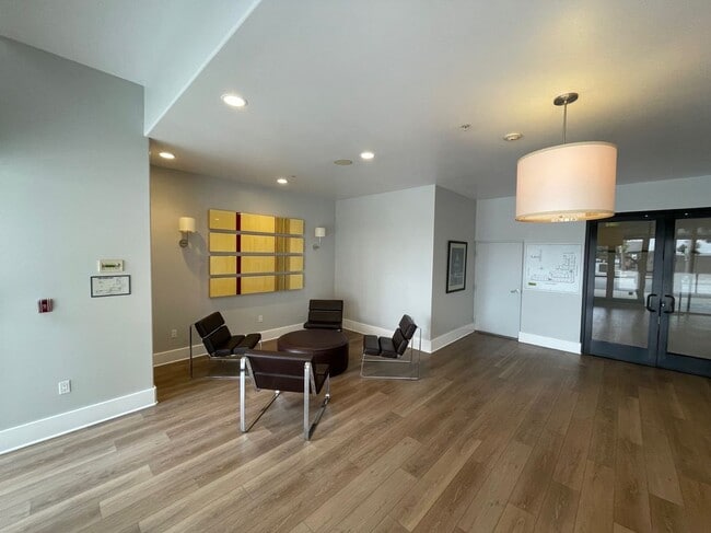 Photo - 931 E Walnut St Unit 213