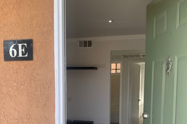 Building Photo - Lakeshore 6E