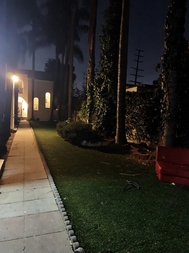 Building Photo - 806 N Poinsettia Pl