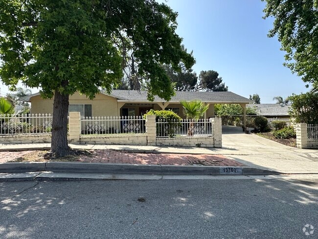 Building Photo - 13766 Paddock St Rental