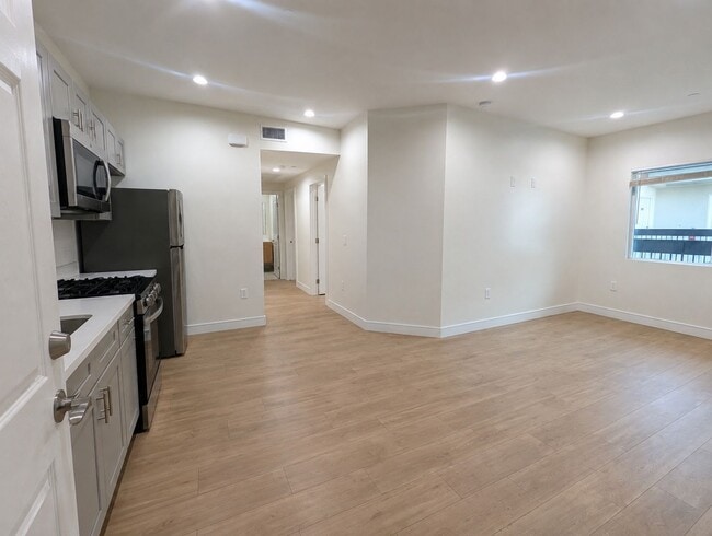 Building Photo - 14411 Vanowen St Unit 212