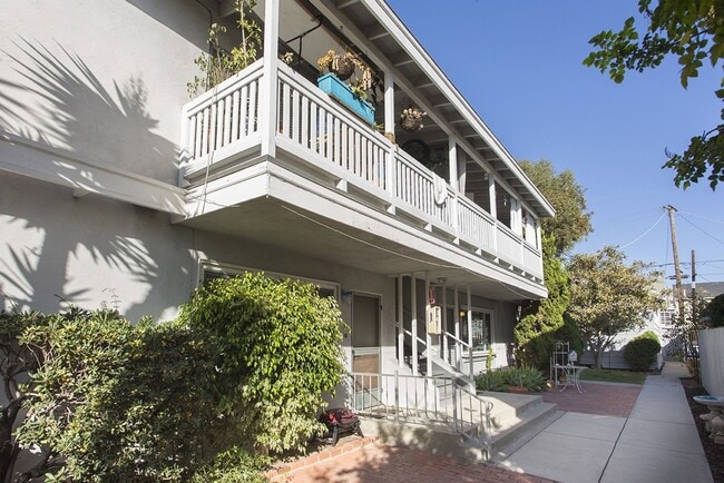 Building Photo - La Jolla / Village Area - Upstairs One Bedroom in the Village! Unit 7705