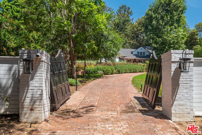 Photo - 9305 Hazen Dr