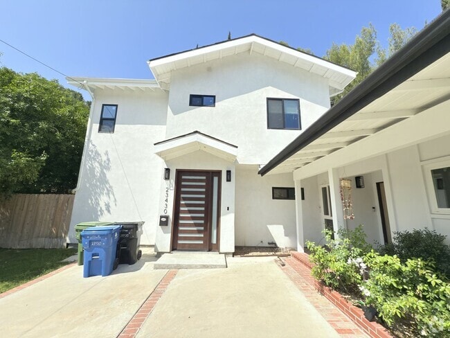 Building Photo - Beautifully Renovated 3-Bedroom Home in We...