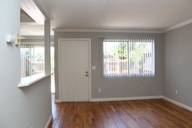 Building Photo - Spacious 3BD/2.5BA Townhouse in UTC W/ 2-C...