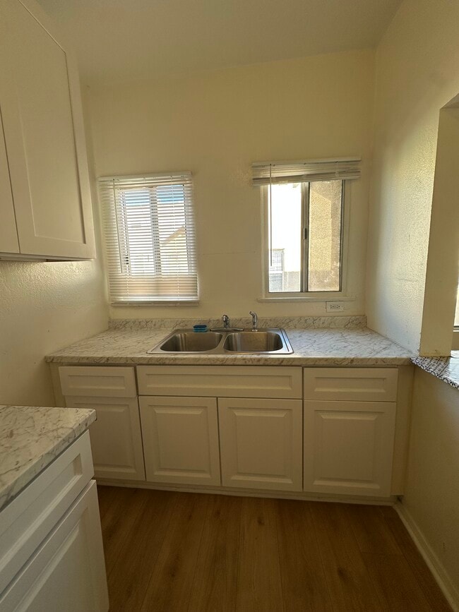 Kitchen area - 1125 W 85th St Unit B